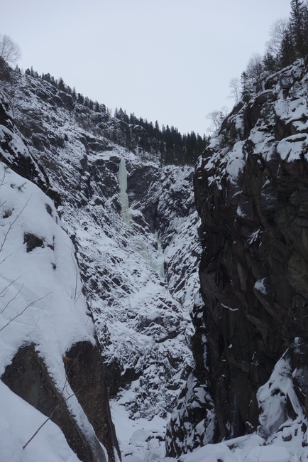 Atmospheric view of the Rjukan test piece Juvsøyla high in the Upper Gorge.